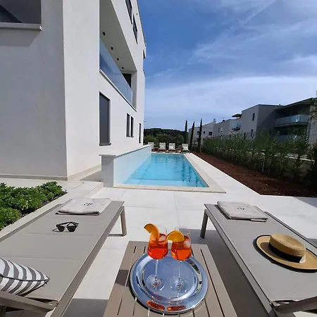 Apartment 4r Royal Rojnic 1